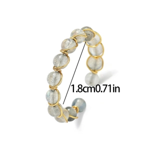 Détail de la bague artisanale en fil doré avec pierres labradorite et diamètre de 1,8 cm