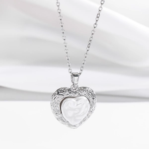 Collier avec pendentif cœur en argent élégant avec zircon et perle sur satin blanc