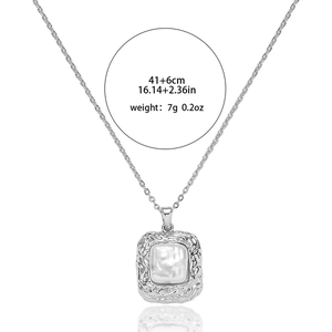 Collana geometrica d'argento con pendente di perla quadrata e cornice a nido d'uccello