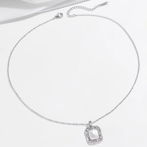 Collana vintage in argento con ciondolo geometrico, inserto in madreperla e dettagli incisi
