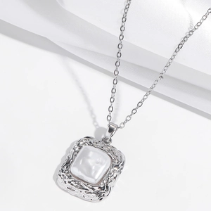 Dettaglio della collana in titanio argento con ciondolo quadrato a trama lavica fusa