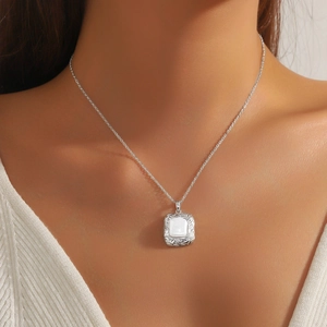 Collana vintage in argento con ciondolo quadrato geometrico e inserto in madreperla