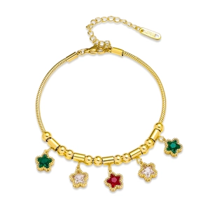 Détail du bracelet chaîne serpent doré avec breloques étoiles et zircons multicolores