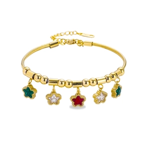 Détail du bracelet chaîne serpent dorée avec cinq breloques étoiles en zircon coloré et fermoir
