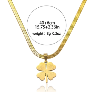 Collier chaîne serpent dorée avec pendentif trèfle à quatre feuilles et texture radiale
