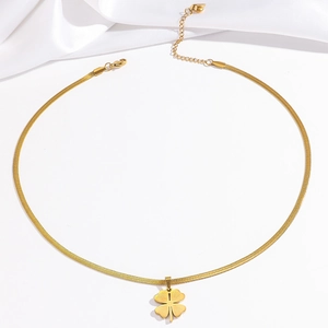 Élégante chaîne serpent dorée avec un pendentif trèfle à quatre feuilles texturé