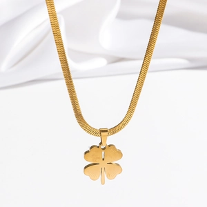 Collier élégant trèfle à quatre feuilles doré avec chaîne serpent sur fond de soie