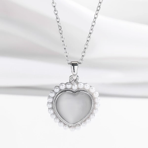 Collana a cuore argento con occhio di gatto e perline su raso bianco lucido