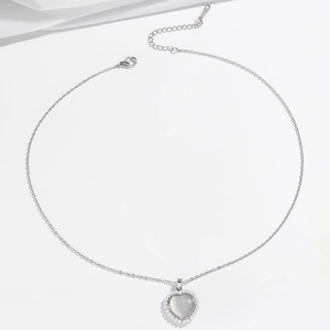 Collana cuore argento con pietra occhio di gatto e bordo di perle su seta bianca