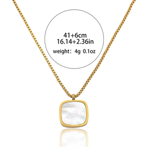 Collier géométrique doré avec incrustation en nacre blanche et chaîne maille miroir
