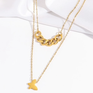 Vue détaillée du collier double rang doré avec maillons gourmettes et pendentif papillon
