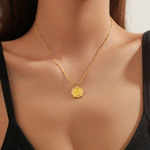 Collana con ciondolo a moneta d'oro stile francese e ritratto in rilievo chic