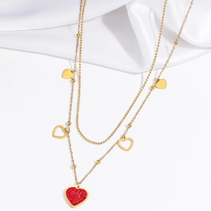 Collana a doppio strato in acciaio dorato con cuori traforati e ciondolo cuore di zircone