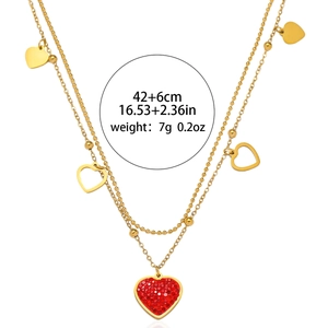 Collana a doppio strato in acciaio inox con cuore di zircone rosso dorato