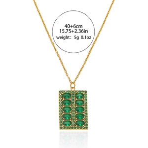 Collier en titane doré avec pendentif rectangulaire en zircon émeraude et réglable