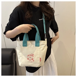Détail du sac en toile avec poignées vertes et motif d'ours mignon avec texte Yummy