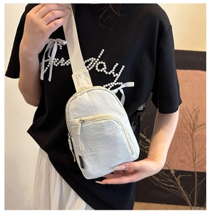 Détail du sac bandoulière en nylon minimaliste avec sangle réglable et double fermeture