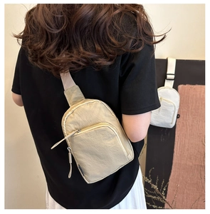 Vue arrière d'un sac de poitrine en nylon kaki porté par un mannequin en extérieur