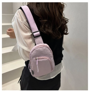 Sac de poitrine en nylon lilas porté par un mannequin pour montrer la taille et le style