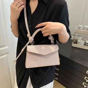 Sac bandoulière à monogramme marron avec poignée tissée et fermoir doré en intérieur