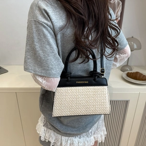 Große Strohtasche in Schwarz-Weiß-Patchwork mit Gold-Details und verstellbarem Schultergurt