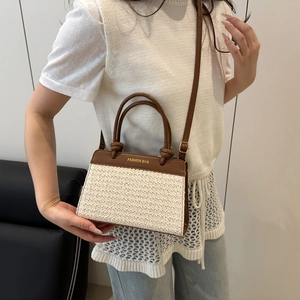 Schicke Stroh-Tragetasche mit Patchwork-Design, Modeschriftzug und Ledergriffen