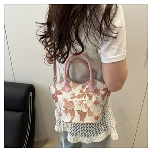 Vue détaillée du dos d'un petit sac cabas à fleurs porté par un mannequin en studio