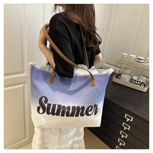 Detail der blau-weißen Canvas-Tasche mit Summer-Aufdruck und braunen Lederriemen