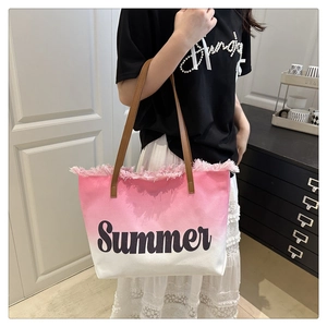 Detail der rosa-weißen Canvas-Tasche mit Summer-Aufdruck und Fransenbesatz
