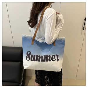 Detail der blau verlaufenden Canvas-Tote mit Summer-Print und braunem Leder-Schultergurt