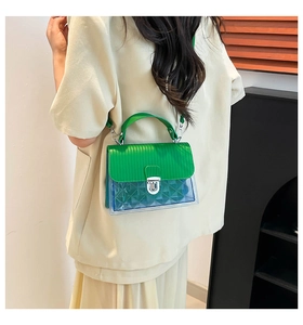 Dettaglio borsa jelly verde con patta a righe e fibbia metallica argentata