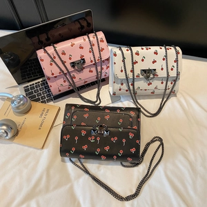Sac à Épaule avec Chaîne en Cuir PU Imprimé Cerises Femme Petit Sac Carré Bandoulière Style Doux Sac à Main Quotidien