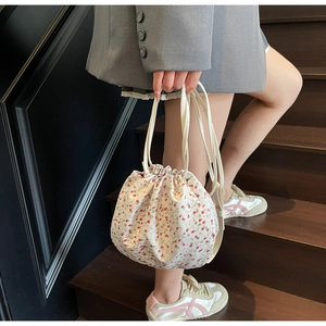 Floral drawstring bucket bag with large capacity for casual shoulder or underarm use