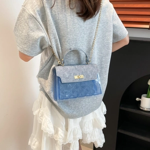 Piccola borsa Kelly trasparente azzurra con chiusura dorata e tracolla a catena