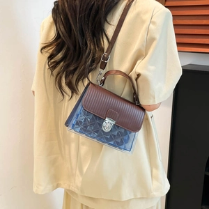 Borsa Kelly in gelatina trasparente con patta in pelle marrone, vista a tracolla alla moda