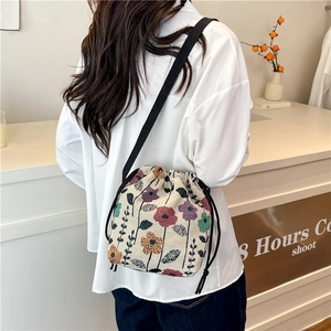 Vintage floral jacquard bucket bag with drawstring closure for women’s summer outfits