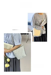 Détail de la texture tissée des sacs seaux en coloris jaune pâle et argenté