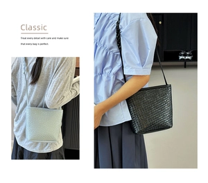 Vue détaillée de la texture en cuir tressé sur les sacs seau vert menthe et noirs