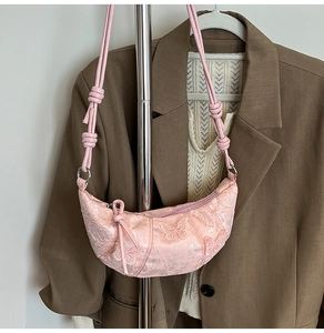 Borsa a mezzaluna in pizzo rosa con ricamo a farfalla e tracolla con nodo