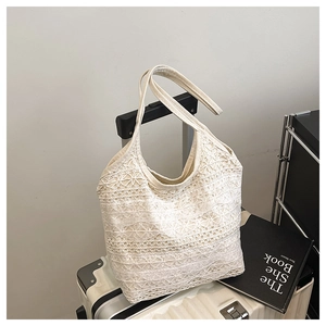 Detailansicht der beige Blumenspitze Häkeltasche mit feinen Schichtstrukturen