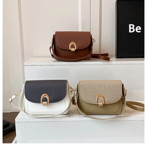 Détail de trois sacs besaces vintage avec boucles en fer à cheval dorées élégantes