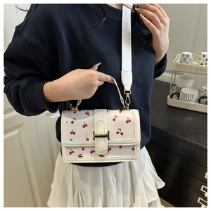 Sac bandoulière blanc à motif cerise avec sangle tissée large en situation réelle
