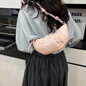 Borsa a mezzaluna in pizzo rosa con ricamo farfalla 3D e tracolla con nodo