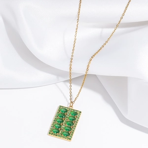Collier en acier titane doré avec pendentif rectangulaire en zircon émeraude sur soie