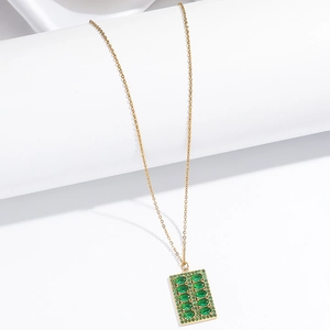 Collier en titane doré avec pendentif rectangulaire en zircon vert émeraude sur socle