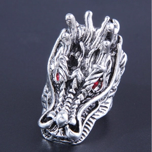 Anello testa di drago retrò in argento vintage con occhi in gemma rossa e squame