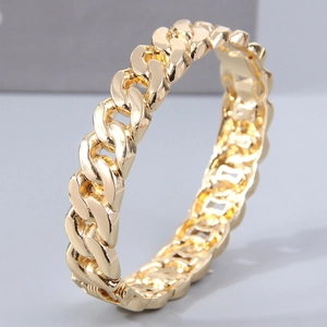 Bracciale rigido dorato lucido con trama a catena cubana e chiusura a cerniera minimalista