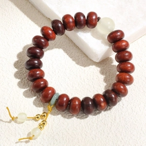 Bracelet ethnique en perles de bois de santal rouge avec pendentif en jade vert