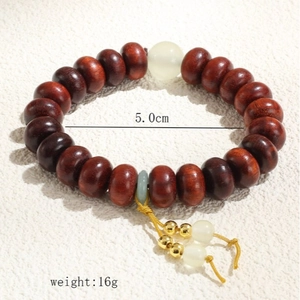 Bracelet ethnique en perles de bois avec jade blanc et breloque anneau vert