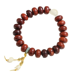 Bracelet ethnique en perles de bois rouge avec des accents blancs élégants